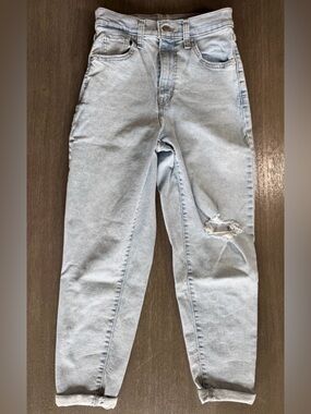 Levi’s Light Blue Wash Denim Mom Jeans 26